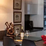 Arte V With Parking By Aston Apartman